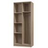 Offener Kleiderschrank in Holzoptik mit Regalfächern und Kleiderstange.