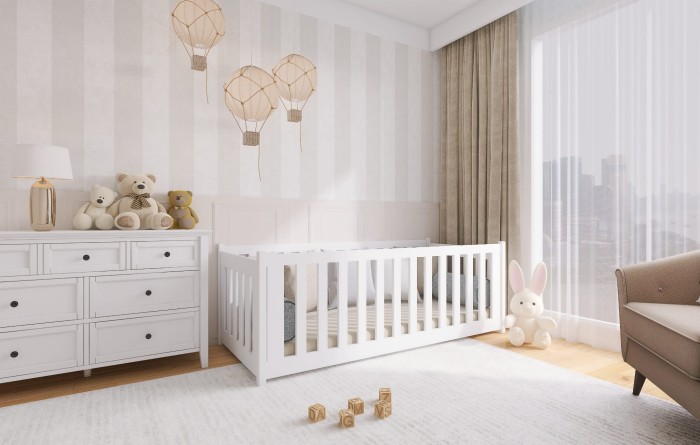 Modernes weißes Kinderbett im hellen Babyzimmer mit kuscheligen Plüschtieren und Deko.