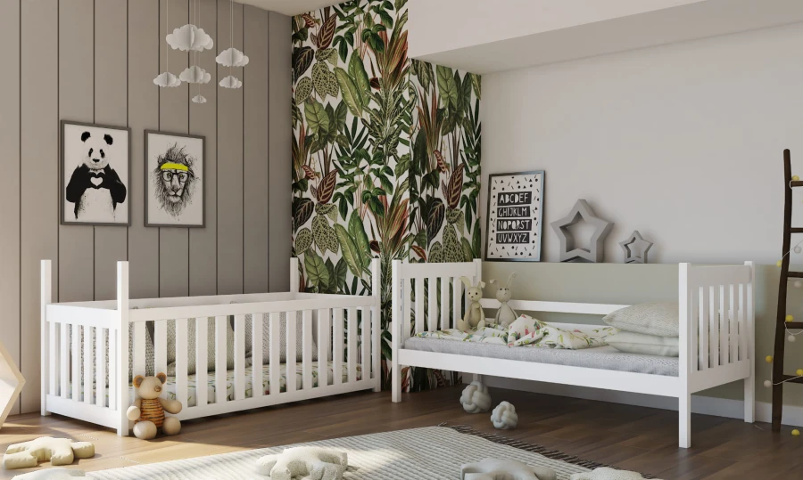 Zwei weiße Kinderbetten in einem modern eingerichteten Kinderzimmer mit tropischer Motivtapete.