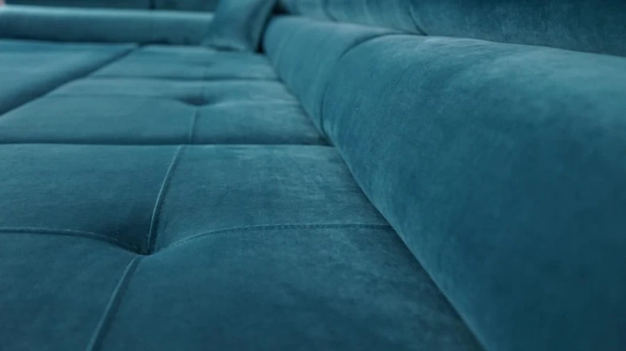 Detail der gesteppten Sitzfläche des modernen Ecksofas für optimalen Komfort.