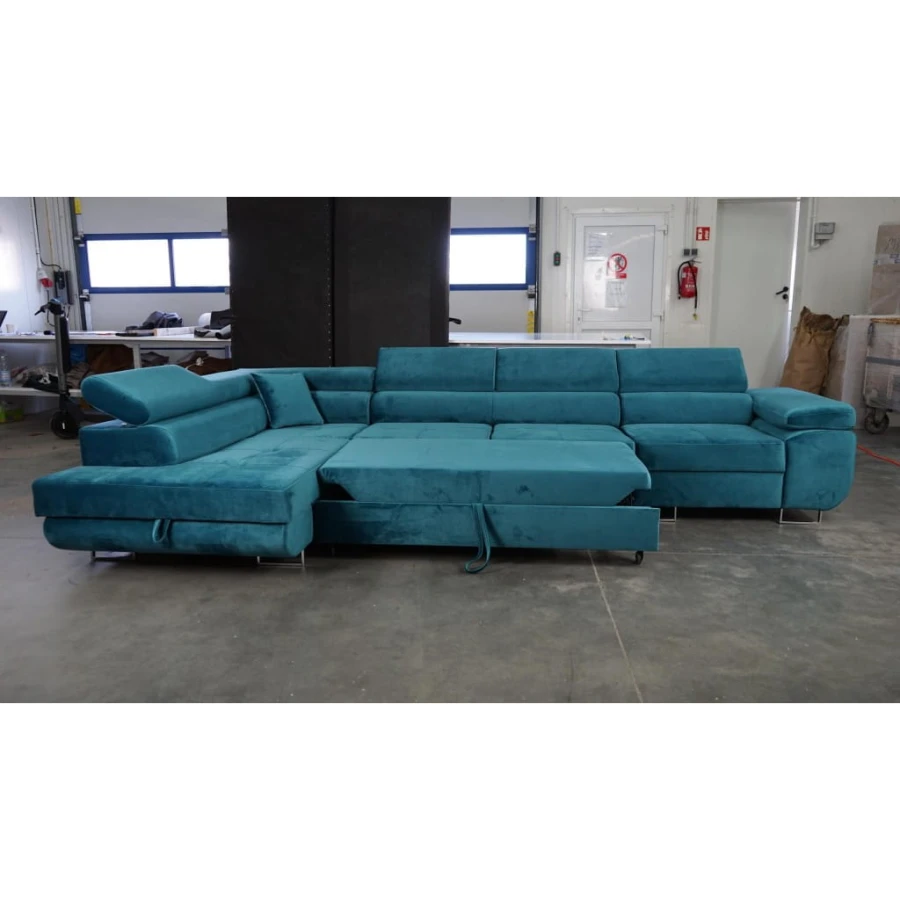 Türkises Ecksofa mit praktischer Schlaffunktion und großzügiger Liegefläche im Wohnzimmer.