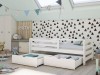 Weißes Kinderbett mit Rausfallschutz und zwei Schubladen im skandinavischen Stil.