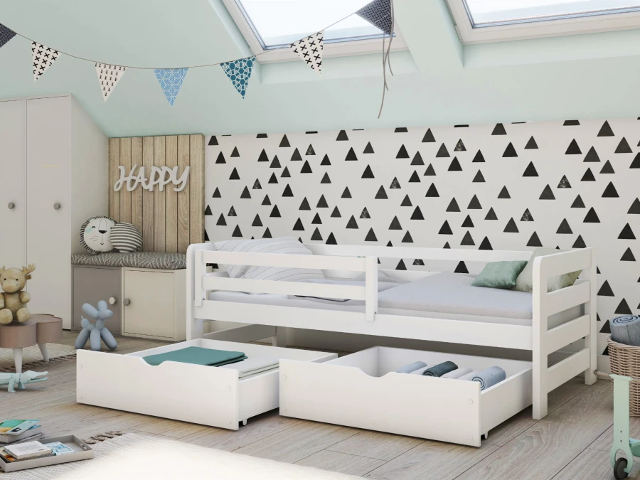 Weißes Kinderbett aus Holz mit zwei praktischen Schubladen für Stauraum.