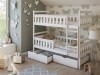 Weißes Etagenbett aus Holz für Kinder mit zwei Schubladen im Schmetterlings-Themenzimmer.