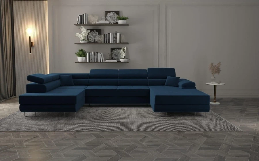 Modernes dunkelblaues U-Sofa in stilvollem Wohnzimmer-Ambiente mit Teppich.