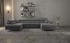 Moderne graue Wohnlandschaft in U-Form im stilvoll eingerichteten Wohnzimmer auf einem Teppich.