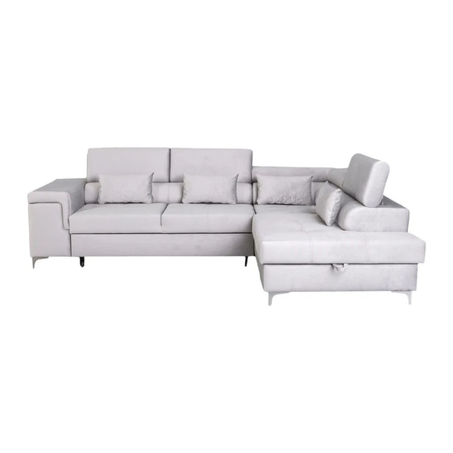 Modernes hellgraues Ecksofa in L-Form mit gemütlichen Kissen und silbernen Füßen für das Wohnzimmer.