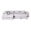 Modernes Ecksofa in Hellgrau mit Bettfunktion und drei Zierkissen.