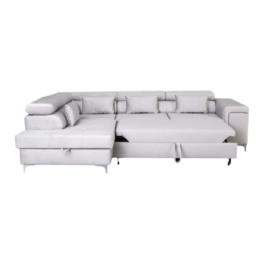Modernes Ecksofa in Hellgrau mit Bettfunktion und drei Zierkissen.
