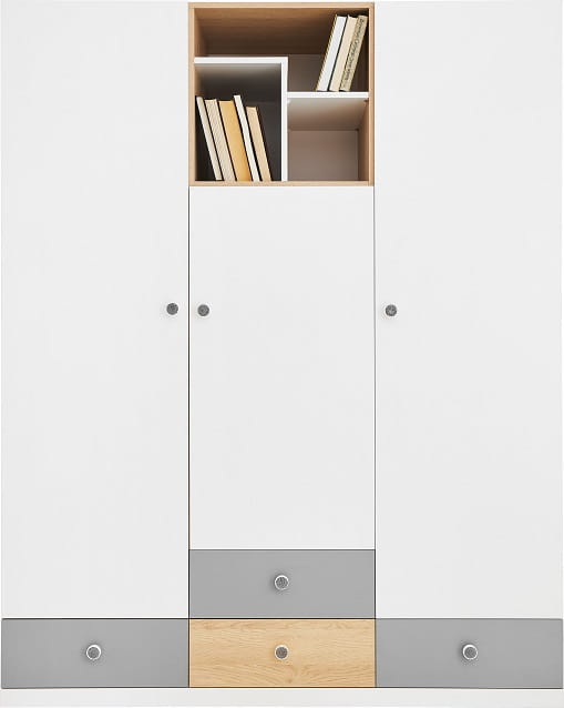 Dreitüriger weißer Kleiderschrank mit offenem Regalfach und farbigen Schubladen.