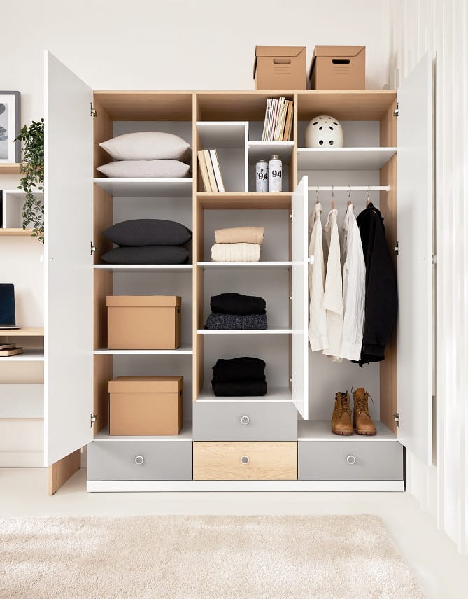 Offener Kleiderschrank mit praktischer Innenausstattung, Kleiderstange und vielen Ablagefächern.
