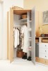 Offener Eckkleiderschrank in Eiche und Grau mit Kleiderstange und praktischer Innenaufteilung.