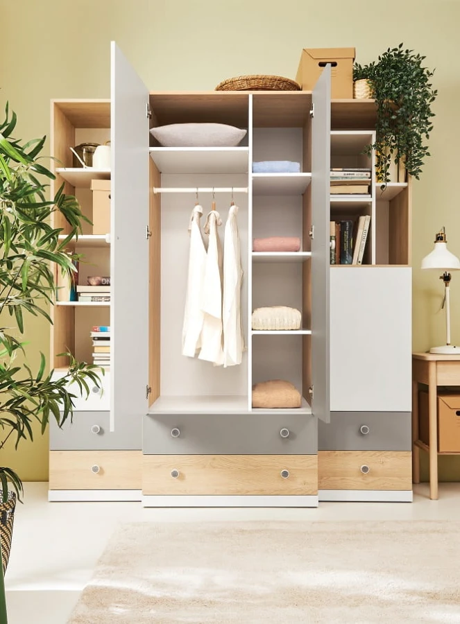 Großes modulares Schranksystem für das Kinderzimmer mit Regalfächern, Türen und Schubladen.