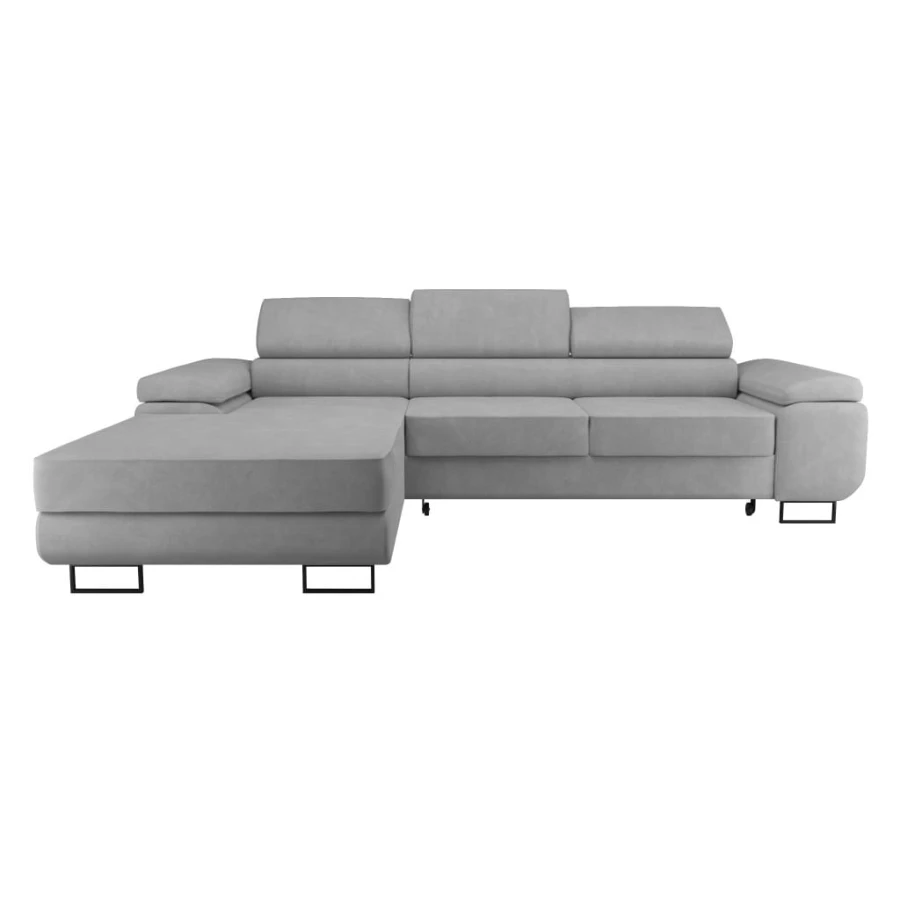 Hellgraues Ecksofa mit Recamiere links und schwarzen Metallfüßen.