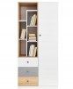 Moderner weißer Bücherschrank mit drei verschiedenfarbigen Schubladen.