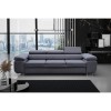 Modernes graues Sofa in luxuriösem Wohnzimmer mit Blick auf die Skyline.