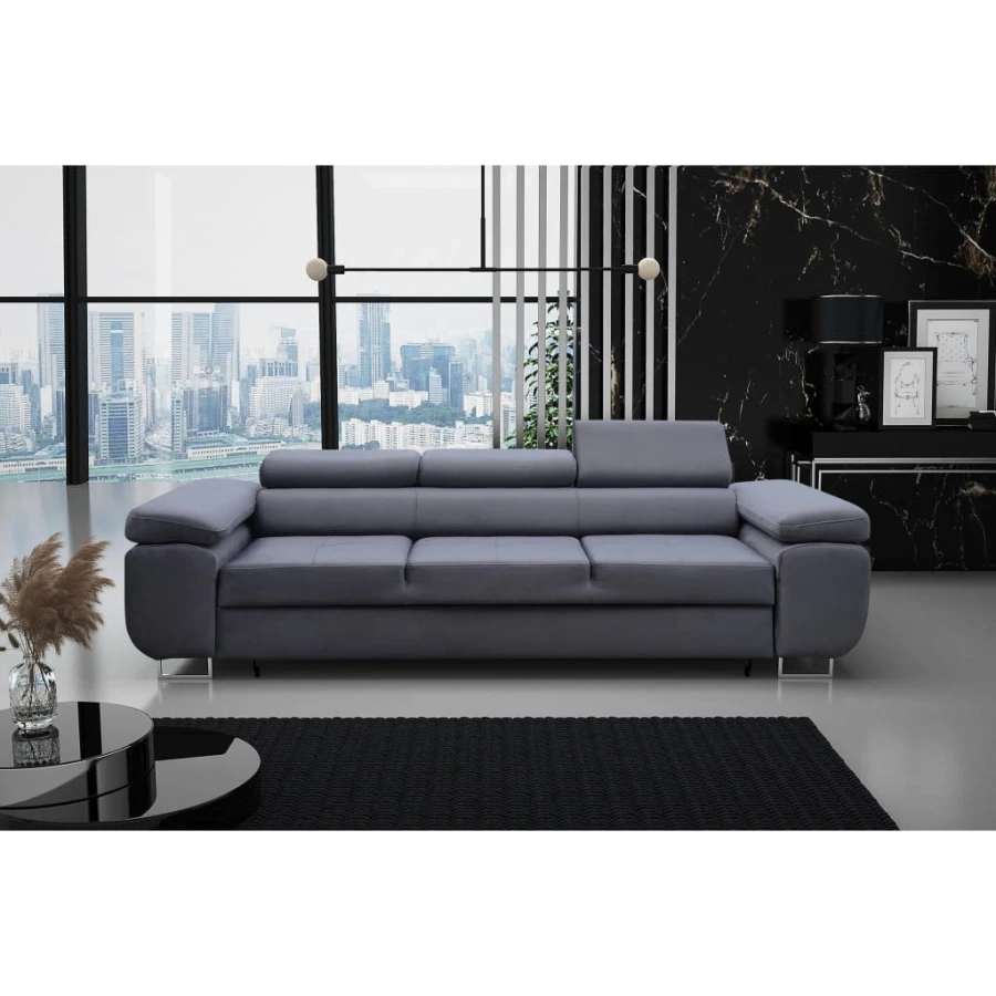 Modernes graues Sofa in luxuriösem Wohnzimmer mit Blick auf die Skyline.
