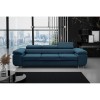 Blaues Sofa im modernen Wohnzimmer mit bodentiefen Fenstern und Skyline-Blick.