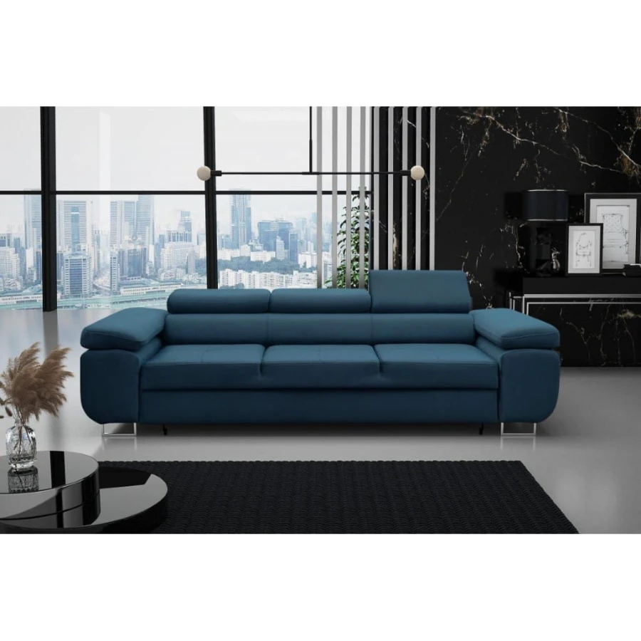 Blaues Sofa im modernen Wohnzimmer mit bodentiefen Fenstern und Skyline-Blick.