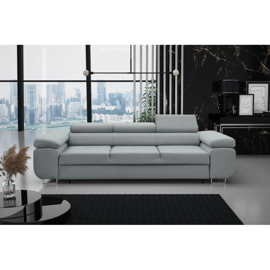 Modernes hellgraues Sofa in einem stilvollen Wohnzimmer mit Panoramafenster und Stadtblick.