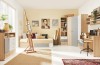 Modernes Jugendzimmer mit Bett, Schreibtisch, Schrank und Staffelei in Eiche-Weiß-Grau.
