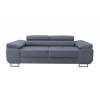 Modernes graues Sofa mit breiten Armlehnen und komfortabler Polsterung.