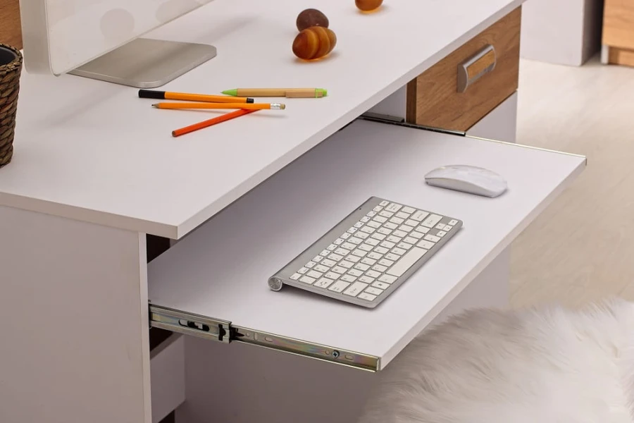 Tastaturauszug eines Schreibtisches mit flacher Tastatur und Maus auf Metallschienen.