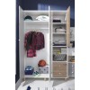 Geöffneter Kinderkleiderschrank mit Kleiderstange und Regalen, perfekt organisiert.
