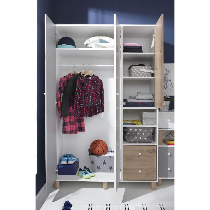 Geöffneter Kinderkleiderschrank mit Kleiderstange und Regalen, perfekt organisiert.