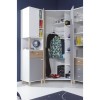 Offener Eckschrank im Kinderzimmer bietet viel Platz für Kleidung und Sporttaschen.