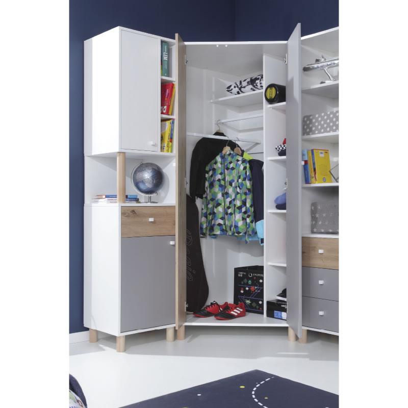 Offener Eckschrank im Kinderzimmer bietet viel Platz für Kleidung und Sporttaschen.