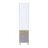 Schmaler Hochschrank mit einer weißen Tür und drei Schubladen in Holzoptik und Grau.