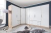 Moderner Eckkleiderschrank in Weiß und Eiche-Optik für das Schlafzimmer.