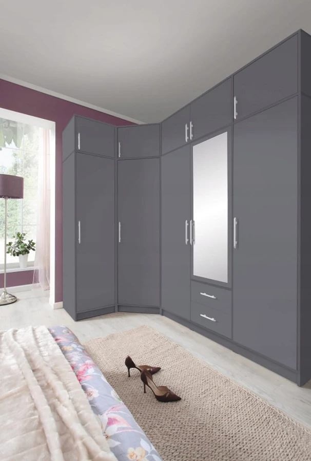 Großer anthrazitgrauer Eckkleiderschrank mit Spiegeltür im modernen Schlafzimmer.