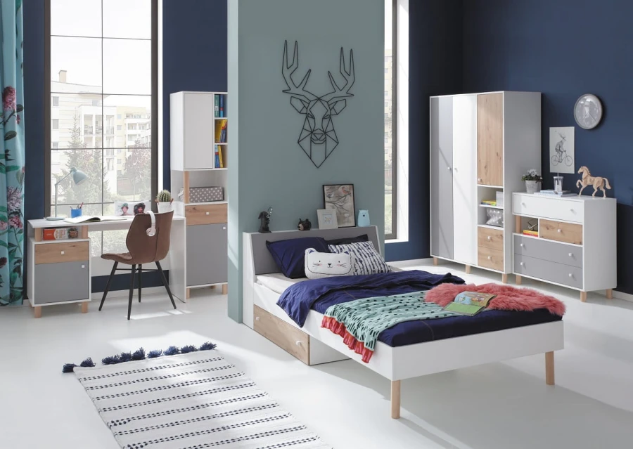 Stilvolles Jugendzimmer in Blau mit Funktionsbett, Schreibtisch und dekorativem Hirsch-Wandbild.