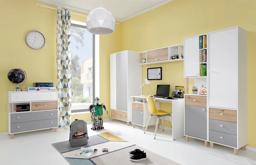 Helles Kinderzimmer-Set mit großem Kleiderschrank, Schreibtisch und gelber Wandgestaltung.