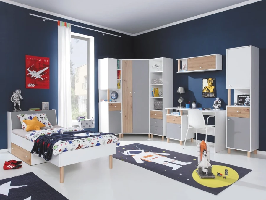 Kinderzimmer im Weltraum-Design mit blauem Eckschrank, Bett und passenden Star Wars Postern.