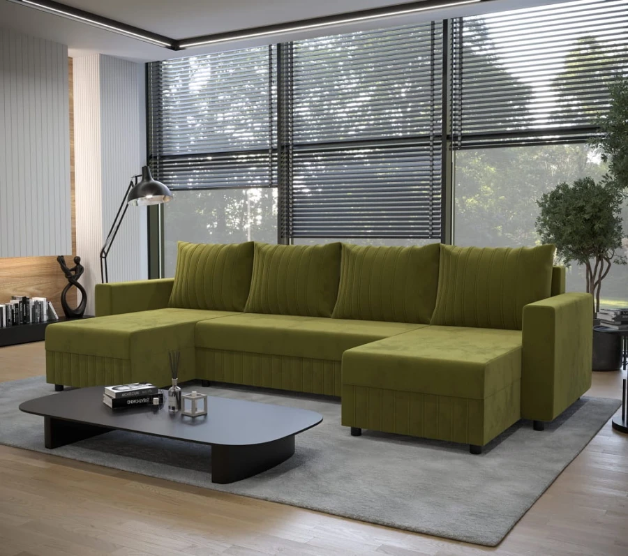 Olivegrünes U-Sofa in modernem Wohnzimmer mit Couchtisch und Jalousien.