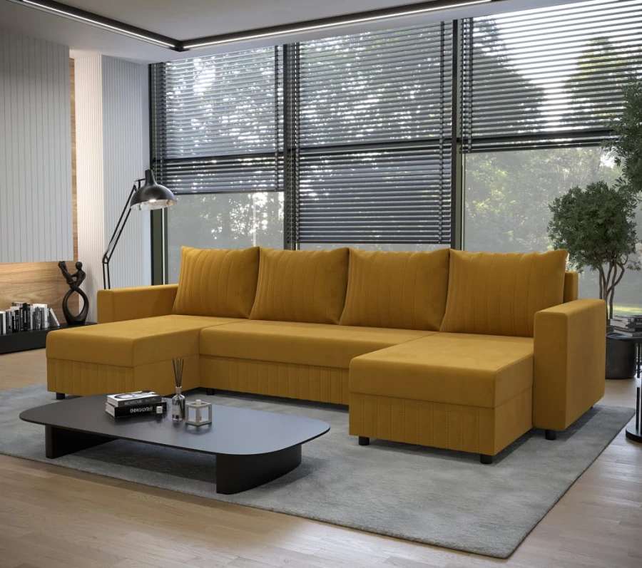 Senfgelbes U-förmiges Sofa in modernem Wohnzimmer vor großen Fenstern.