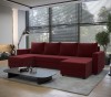 Dunkelrotes U-Sofa in stilvollem Wohnambiente mit schwarzem Couchtisch.