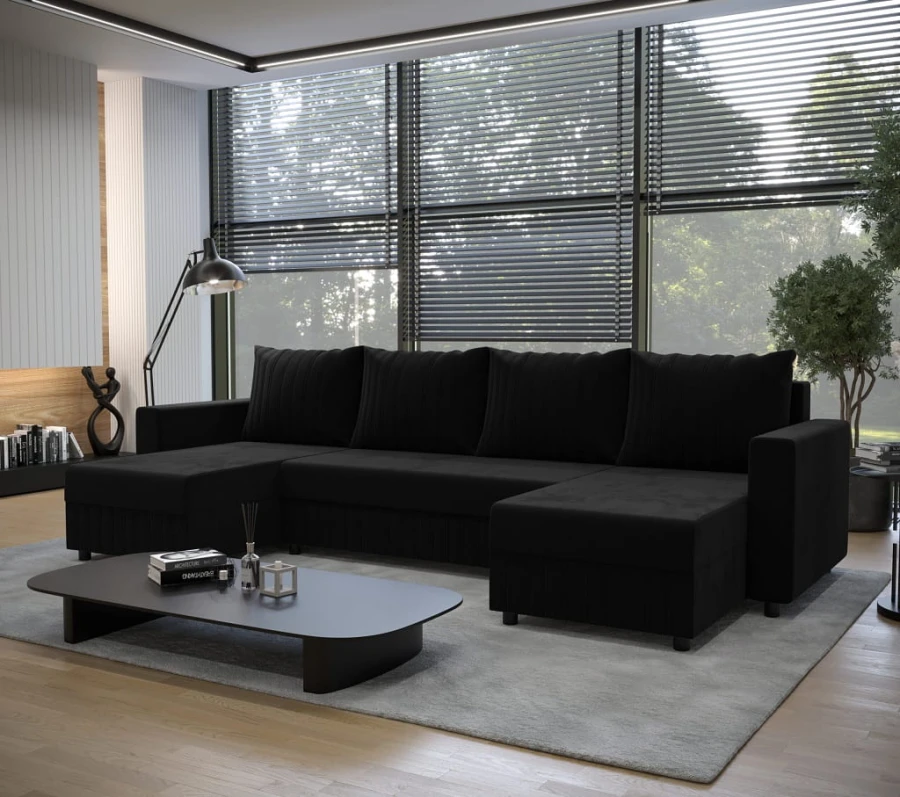 Schwarzes U-Sofa, elegante Wohnlandschaft vor großem Fenster mit Jalousien.