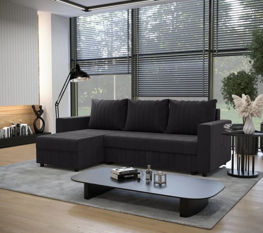 Schwarzes Ecksofa in L-Form, stilvolles Polstersofa im modernen Interieur.