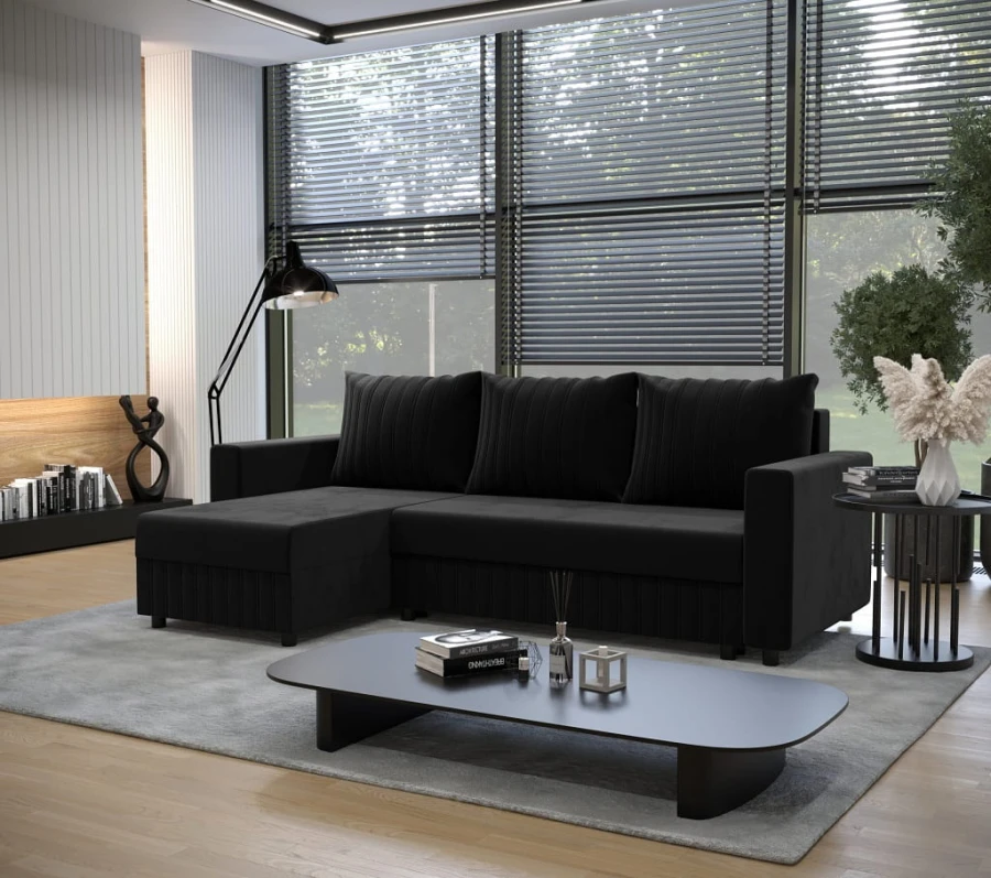 Schwarzes Ecksofa in modernem Wohnzimmer mit großen Fenstern und stilvoller Einrichtung.