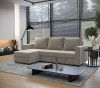 Beiges Ecksofa in einem hellen, modern gestalteten Wohnzimmer mit großen Glasfronten.