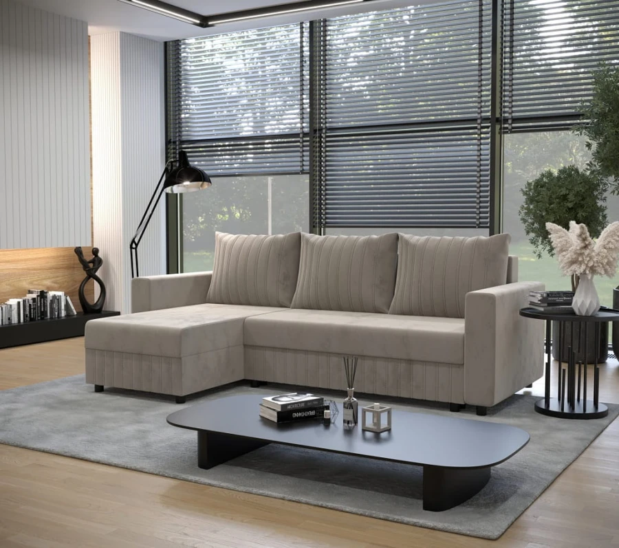 Beiges Ecksofa in einem hellen, modern gestalteten Wohnzimmer mit großen Glasfronten.
