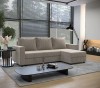 Modernes beiges L-Sofa mit Ottomane rechts in einem zeitgemäßen Wohnzimmer-Ambiente.