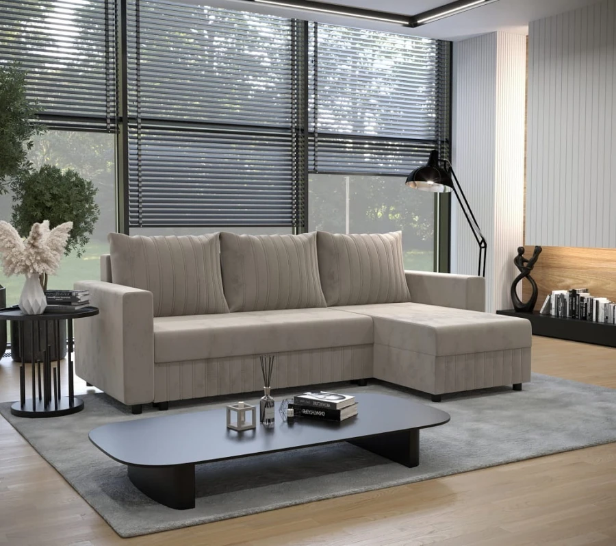 Modernes beiges L-Sofa mit Ottomane rechts in einem zeitgemäßen Wohnzimmer-Ambiente.