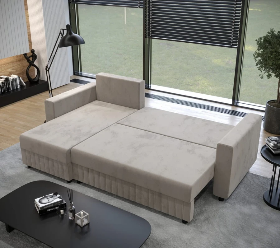 Beiges Ecksofa mit Schlaffunktion, ausgeklappt als bequemes Gästebett im Wohnzimmer.
