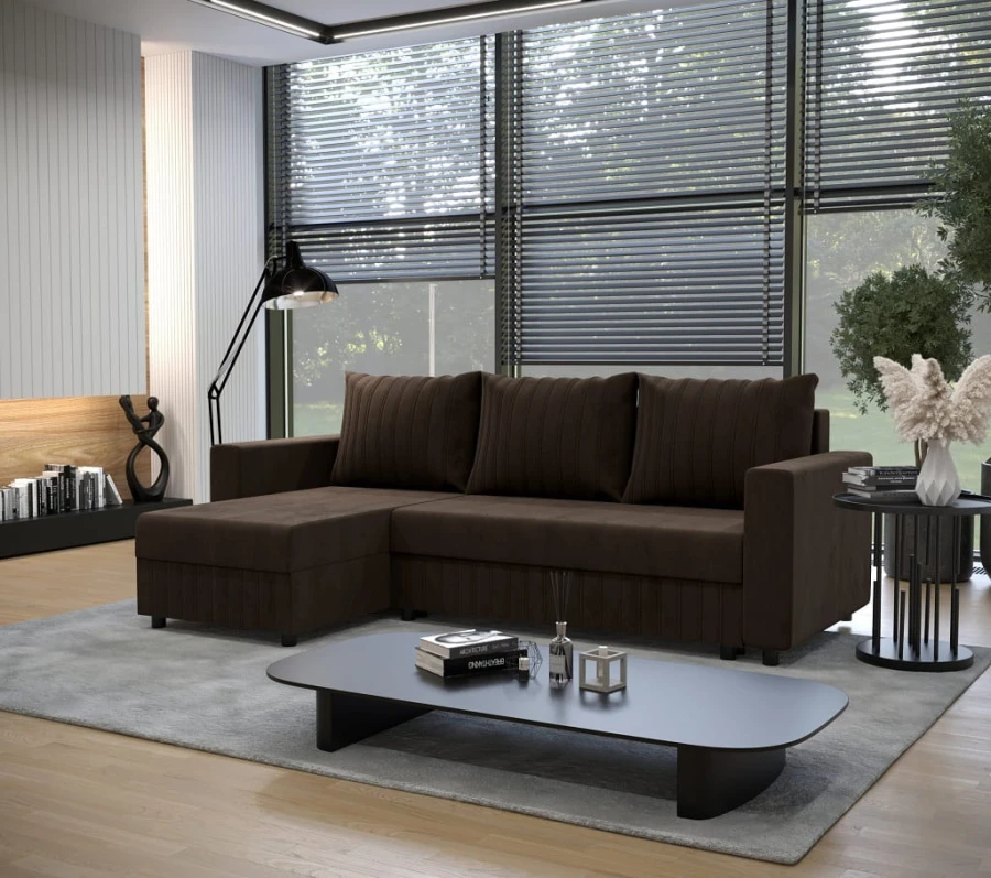 Ecksofa in Braun in einem modern eingerichteten Wohnzimmer mit großem Fenster.