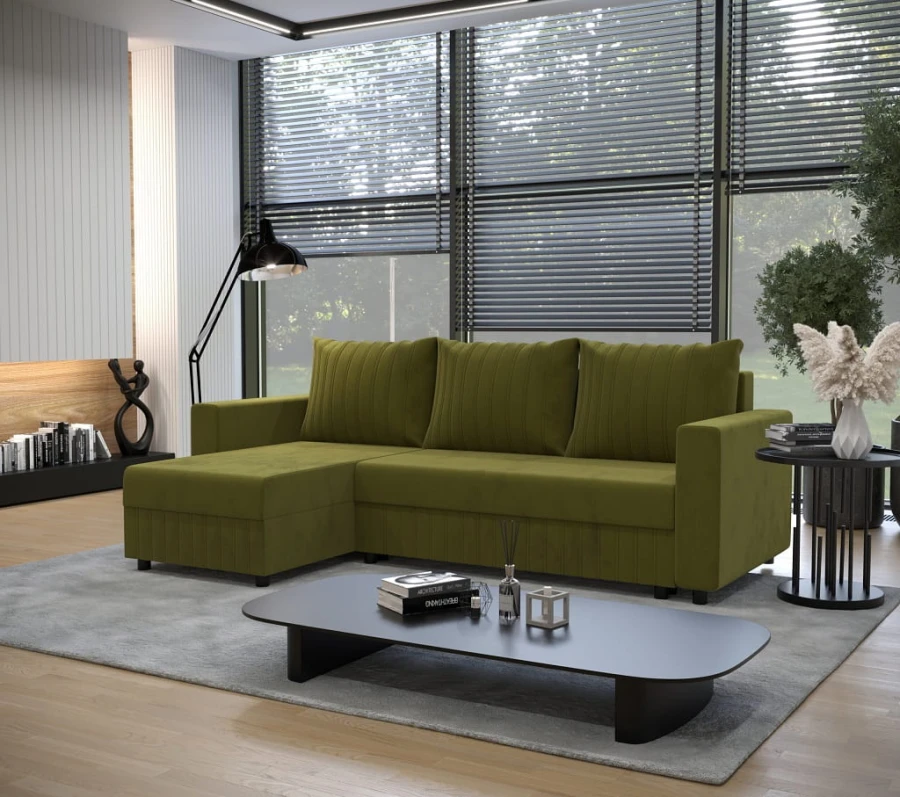 Olivgrünes Ecksofa im modernen Wohnzimmer mit grauem Teppich und Couchtisch.